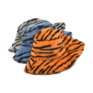 Drei flauschige Fischerhüte aus Kunstpelz mit orangefarbenen, blauen und grauen Tigerstreifen
