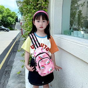 Mochila rosa de unicornio para niñas hecha de lona mostrada por una modelo infantil