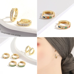Pendientes de aro geométricos bañados en oro de 18K con piedras de circonita de colores