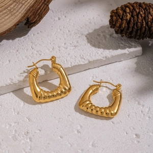 Vue détaillée des boucles d'oreilles en U plaquées or 18 carats avec texture vintage