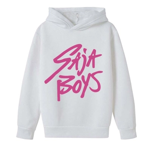 Détail du sweat à capuche blanc avec texte SAJA BOYS rose et poignets côtelés