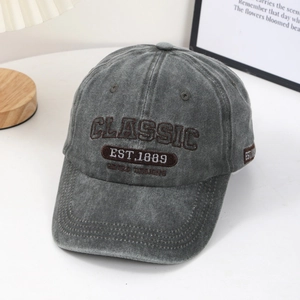 Détail de la broderie 'CLASSIC' sur casquette de baseball rétro en coton délavé