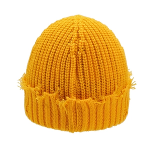Bonnet en maille côtelée jaune vif avec bord effiloché style urbain sur fond blanc
