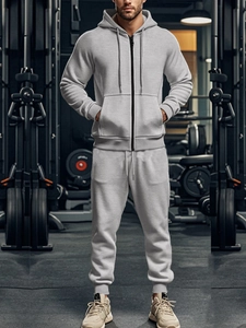 Gros plan sur un survêtement gris pour homme en molleton avec sweat à capuche et jogging