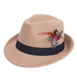 Classico cappello fedora in lana cammello con nastro nero e decorazione piumata