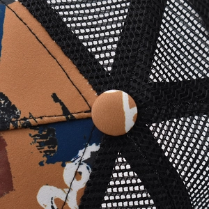 Macrodetail van het ademende zwarte mesh en de abstracte graffiti-stof op een honkbalpet