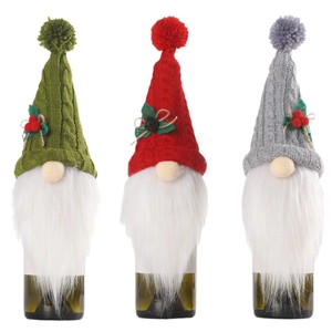 Trois housses de bouteille de vin gnomes de Noël en rouge, vert et gris tricotés