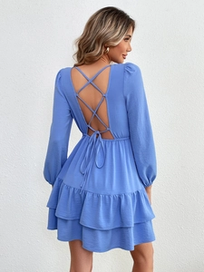 Détail de la robe bleue dos nu avec laçage croisé et bordure à plusieurs volants