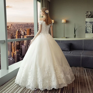 Elegante abito da sposa con spalle scoperte, pizzo e ricami di perline a trapezio