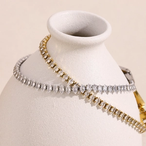 Bracelet tennis chic plaqué or 18 carats avec zircons marquise sur un vase en céramique