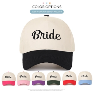 Dettaglio dei cappellini trucker a 5 pannelli multicolore con ricamo 'Bride' corsivo