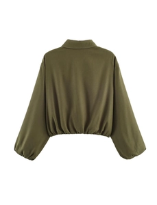 Vue arrière veste courte vert olive avec ourlet élastique et épaules tombantes