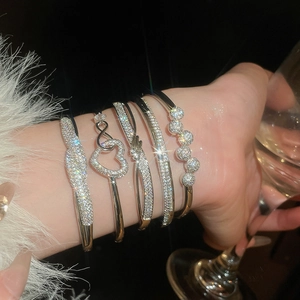 Détail d'un ensemble de bracelets argentés sertis de zircons portés par un mannequin