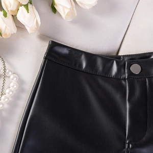 Makrodetail der schwarzen PU-Leder-Shorts mit hoher Taille, Knopfverschluss und glatter Textur