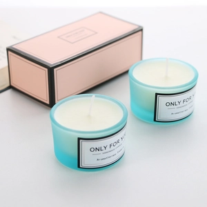 Set di candele profumate fatte a mano in vasetti blu con elegante confezione regalo rosa