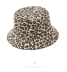 Primer plano del sombrero de pescador con estampado de leopardo y textura de tela lona