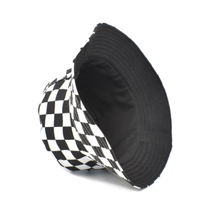 Détails du chapeau bob à motif damier noir et blanc avec surpiqûres de précision