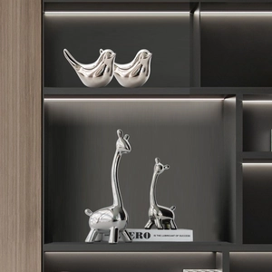 Conjunto de figuras modernas de ciervos y pájaros plateados para decoración de lujo de salón