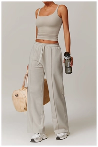 Détail de la taille élastique à cordon et des coutures sur le pantalon de yoga beige clair