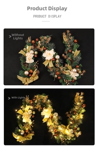 Detalle de guirnalda navideña con agujas de pino, flores y luces LED de ambiente festivo