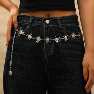Silberne Taillenkette mit Sonnengott-Masken-Gliedern an blauen Denim-Jeans für Damen
