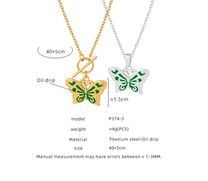Vue détaillée du collier pendentif papillon montrant les dimensions et la finition dorée