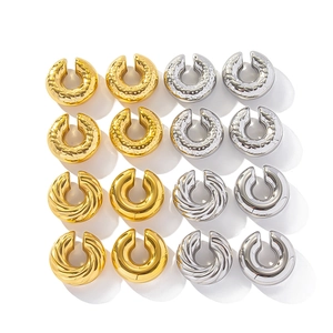 Ear cuff minimalisti in oro e argento con design metallico strutturato e a spirale