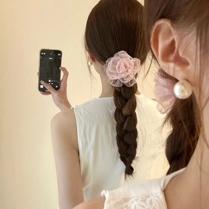 Barrette à fleurs en maille rose et boucles d'oreilles perles pour un look printanier