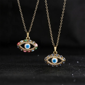 18K vergoldete Halsketten mit Evil Eye Anhängern und bunten Zirkonia auf schwarzem Grund