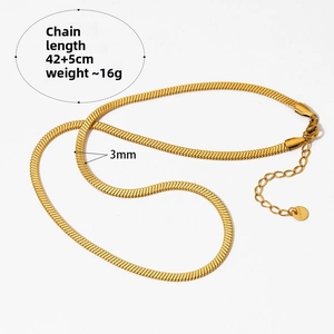 Détails du collier maille serpent dorée 3mm en acier, longueur 42+5cm et poids de 16g