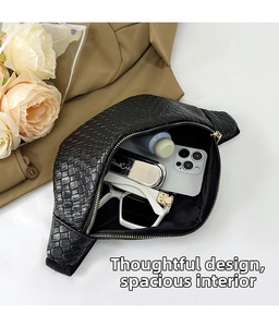 Vue intérieure d'un sac bandoulière tissé noir montrant l'espace pour téléphone