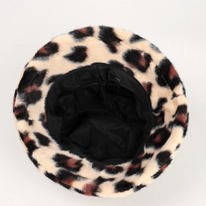 Dettaglio cappello alla pescatora leopardato in peluche con morbida trama e coulisse interna regolabile