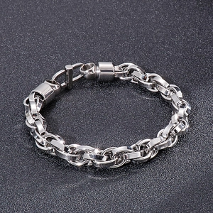 Détail macro du bracelet gourmette en acier poli avec fermoir cylindrique robuste