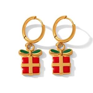 Détail macro de boucles d'oreilles en or 18k avec pendentifs boîtes cadeaux rouges et nœuds