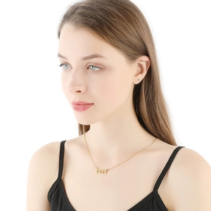 Collier en acier inoxydable doré 18K avec pendentif année 1999 porté par un mannequin