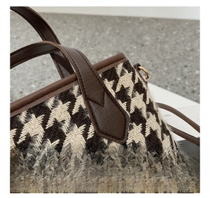 Vue détaillée de la texture tissée pied-de-poule et coutures en cuir marron du sac à main