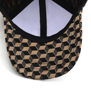 Dettaglio di un cappello da baseball con motivi a cubi 3D e fodera interna rinforzata