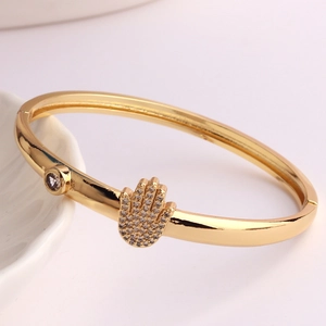 Dettaglio del bracciale placcato oro con mano di Fatima e zirconi cubici scintillanti