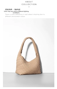 Dettaglio della borsa hobo intrecciata a mano color albicocca con trama in ecopelle