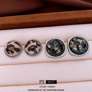 Boucles d'oreilles chic en acrylique avec imprimé léopard et flocons d'or noir, rondes et carrées