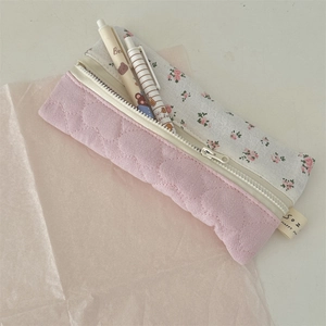 Astuccio portapenne floreale con trapuntatura rosa a cuore e cerniera color crema