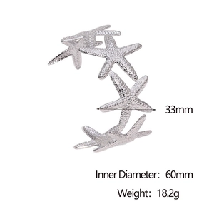 Dettaglio del bracciale aperto a stella marina argento con misure e texture