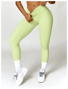 Détail du legging de yoga à taille haute avec une ceinture croisée en V unique et élégante