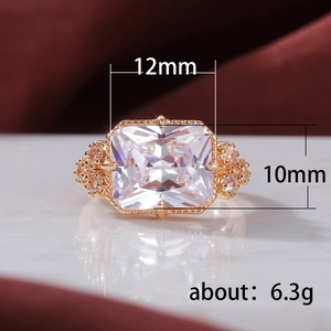 Détail de la bague de fiançailles dorée avec zircon cubique carré de 12x10mm