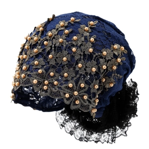 Turban ethnique en dentelle bleue pour femme avec perles et broderies élégantes
