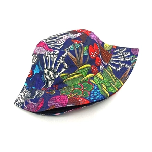 Cappello a secchiello reversibile con stampa teschio e funghi stile punk