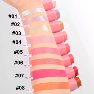 Acht Farbtöne Herz-Blush und Highlighter-Sticks mit Arm-Swatches in matt und schimmerndem Finish