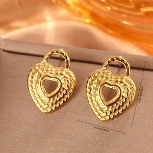 Dettaglio orecchini a cuore placcati oro 18K con trama martellata e misure indicate