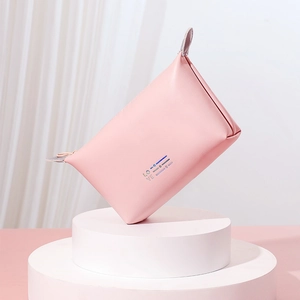 Neceser de cuero PU rosa con estampado LOVE en un soporte de exhibición blanco