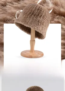 Gros plan sur la matière pelucheuse marron du chapeau cloche sur support en bois